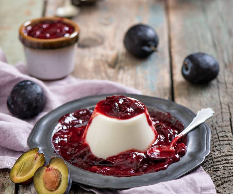 Maślankowa panna cotta z duszonymi śliwkami