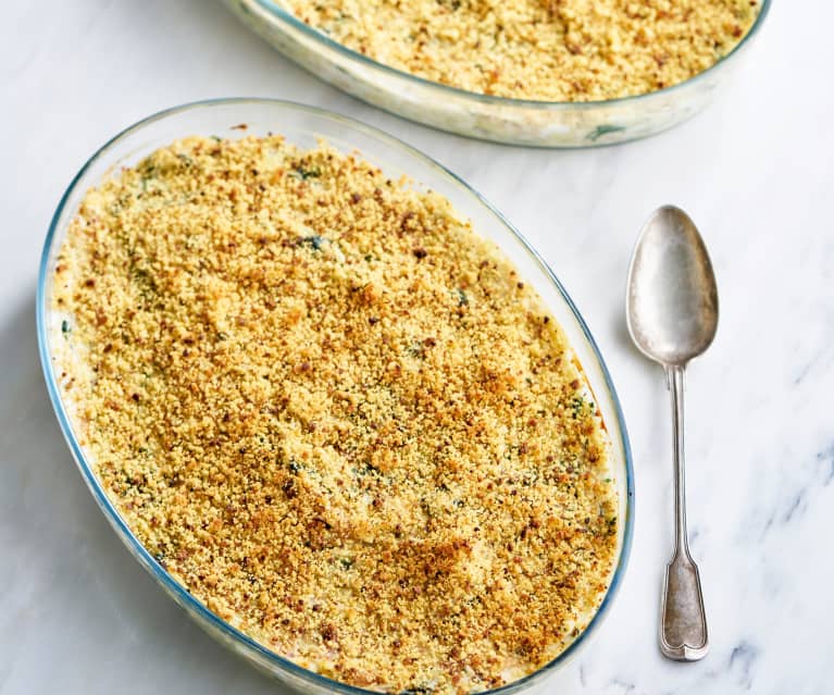 Gratinado de alheira com broa em cama de espinafres e batata palha