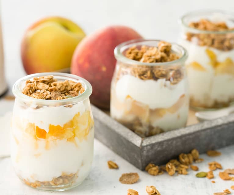 Postre de yogur griego con granola y melocotón