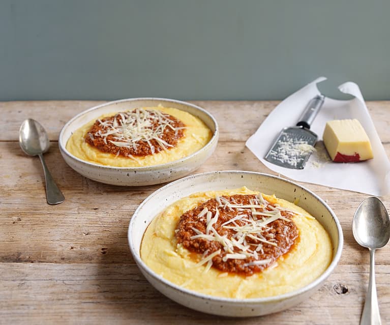 Polenta cremosa con salsa boloñesa