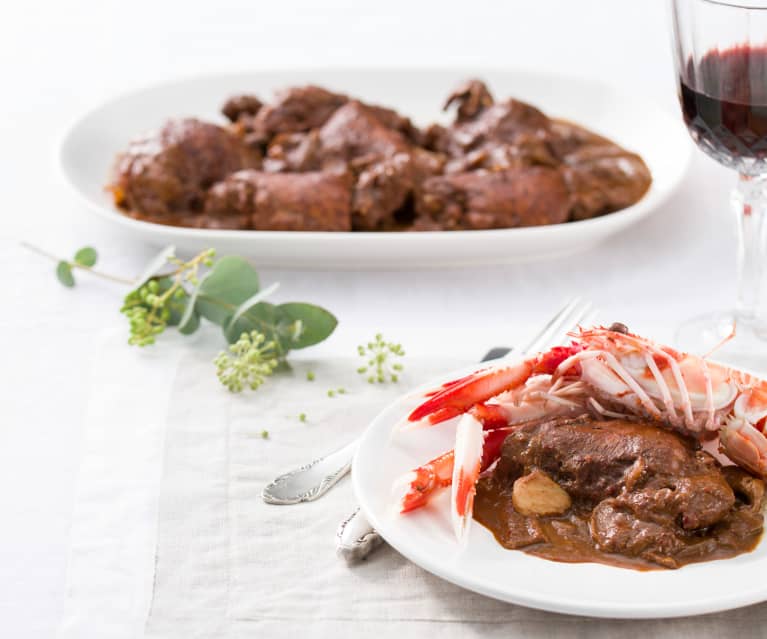 Pollo al chocolate con cigalas y boletus