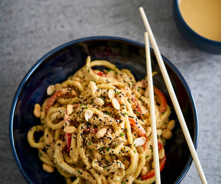 Noodles com frango e molho satay