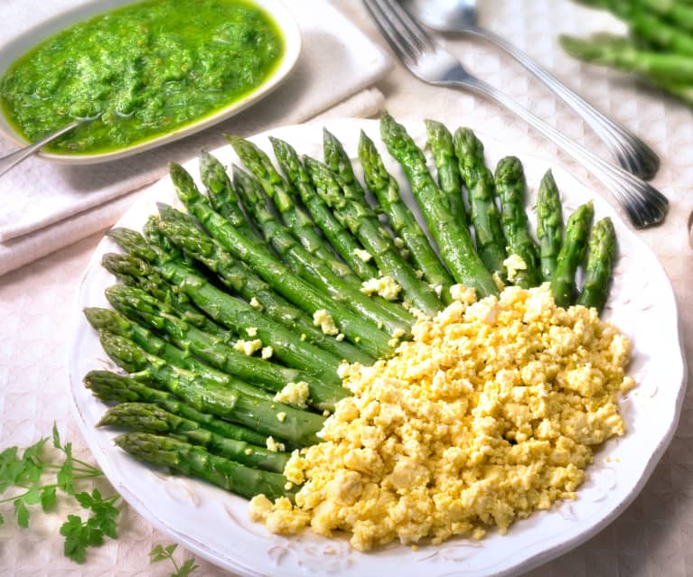 Asparagi a vapore in salsa verde