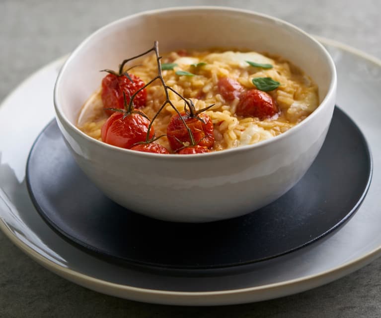 Risoto de alho com tomate-cereja e mozarela