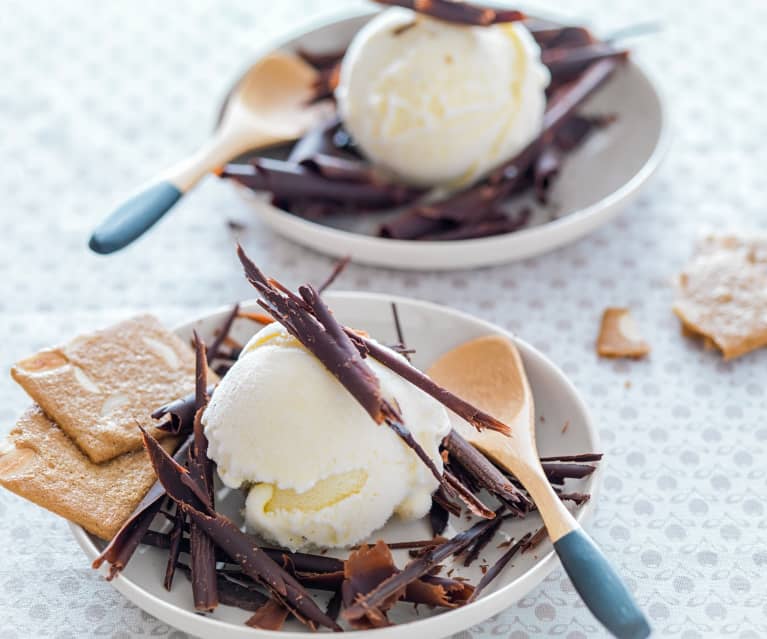 Glace à la fève tonka et copeaux de chocolat