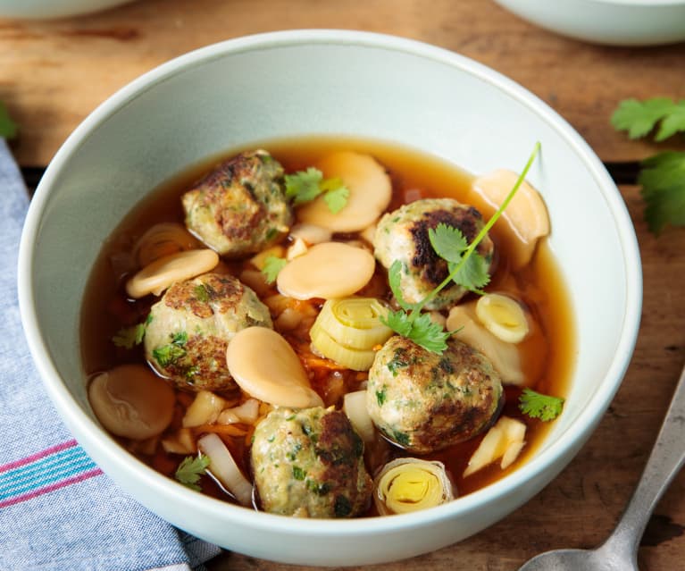 Boulettes de porc aux herbes, bouillon parfumé aux dumplings