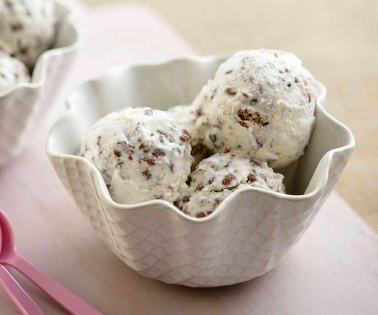 Gelado com crocante de chocolate e avelã Gelado com crocante de chocolate e avelã