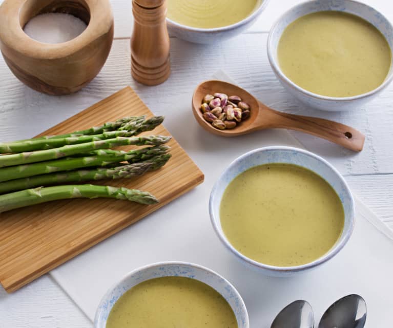 Crema de espárragos verdes con pistachos