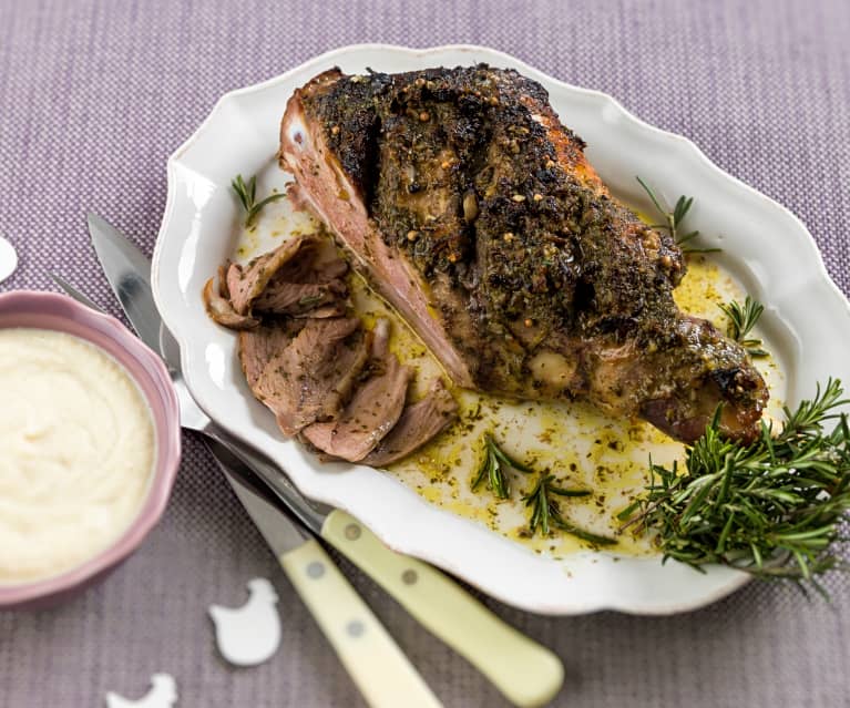 Perna de borrego com crosta de ervas e puré de couve-flor e pera