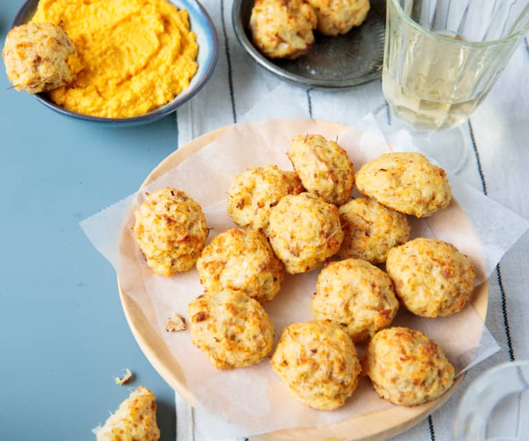 Boulettes d'asperges au gruyère, dip de carotte cumin-sésame