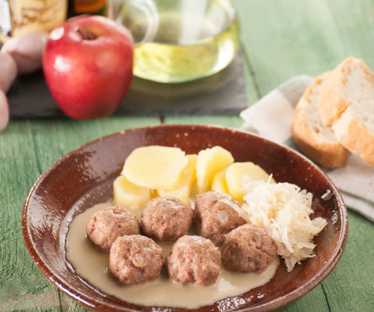 Albóndigas de cerdo con chucrut y patatas