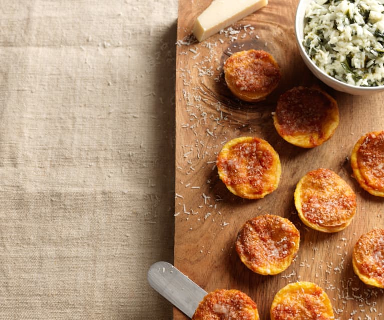 Souflezinhos com molho de tomate e arroz de espinafres