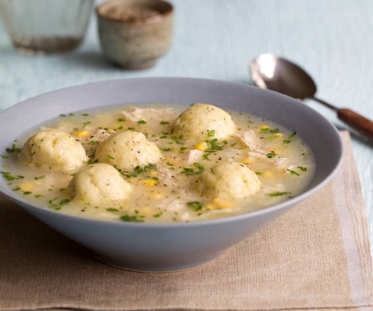 Sopa de maíz y pollo con ñoquis de hierbas