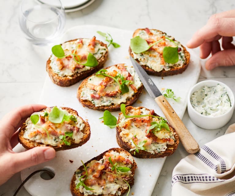 Tartines aux comté, parmesan, lardons et roquette