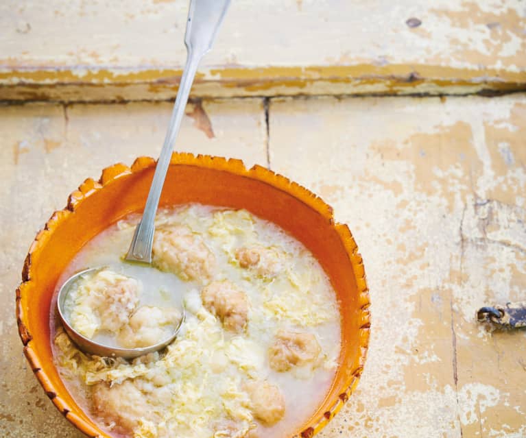 Caldo de cebola com ovo esfarrapado