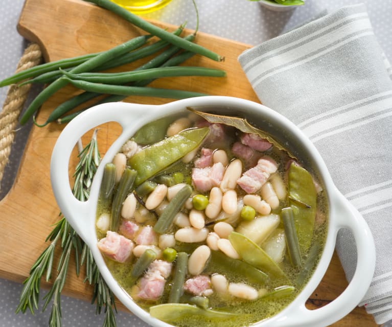 Caldo de panceta con judías, tirabeques y pera