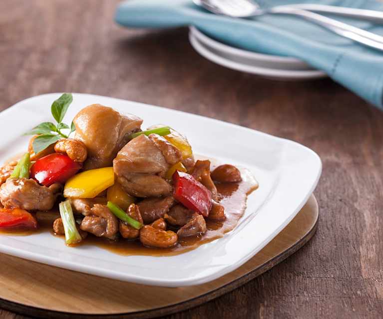 Salteado de pollo y nueces Salteado de pollo y nueces