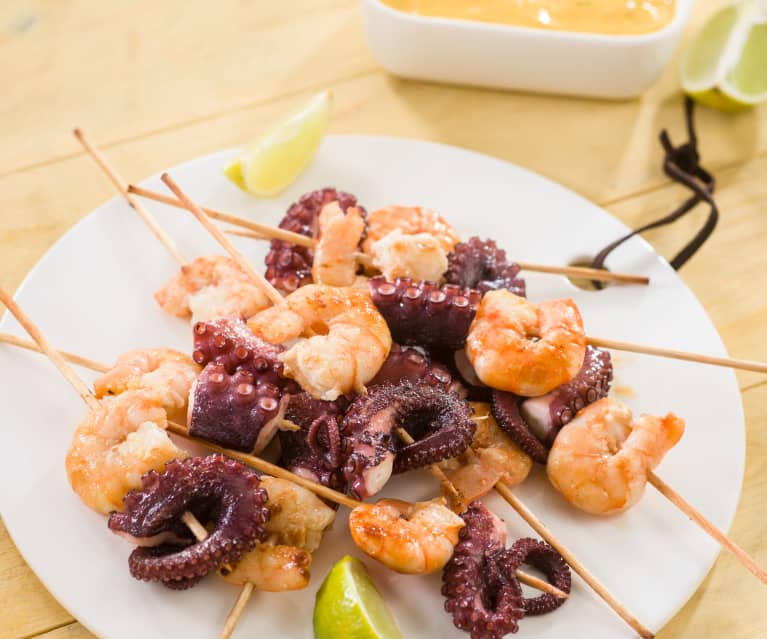 Brochetas de pulpo y langostino con salsa de ají amarillo