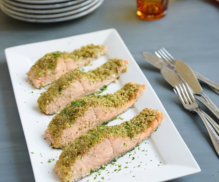 Salmón con costra de almendras y hierbas