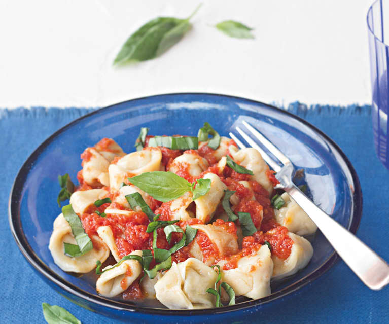 Tortellini de carne con salsa de tomate y albahaca