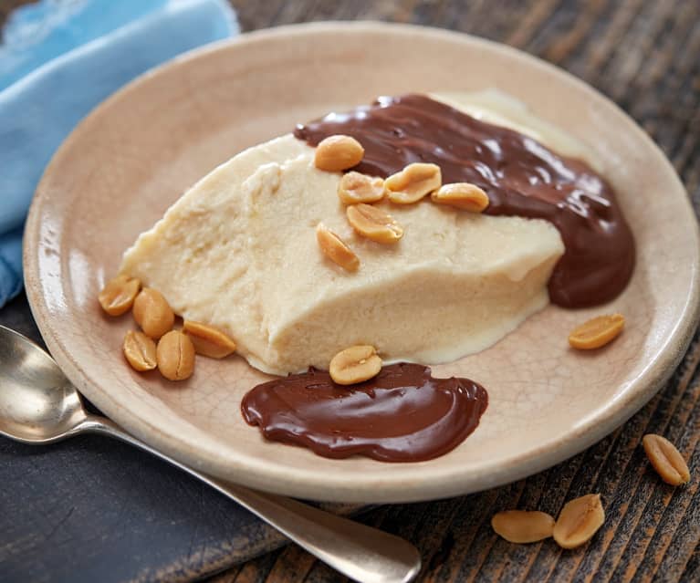 Halva-Eis mit Schokoladensauce und Erdnüssen
