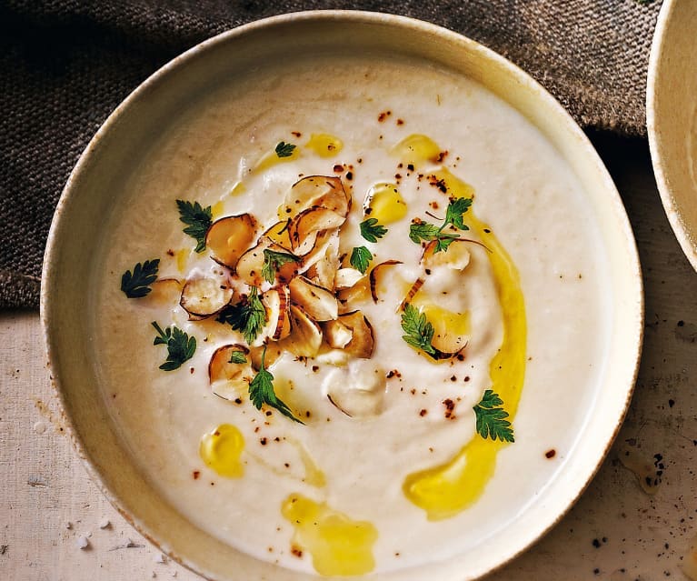 Velouté de céleri à la pomme et aux noisettes