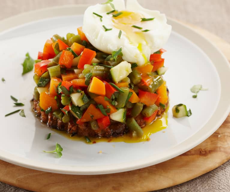 Huevos mollet sobre tartar de verduras