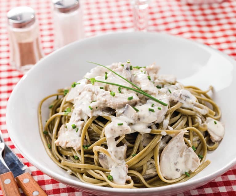 Linguine com molho de cogumelos e peru