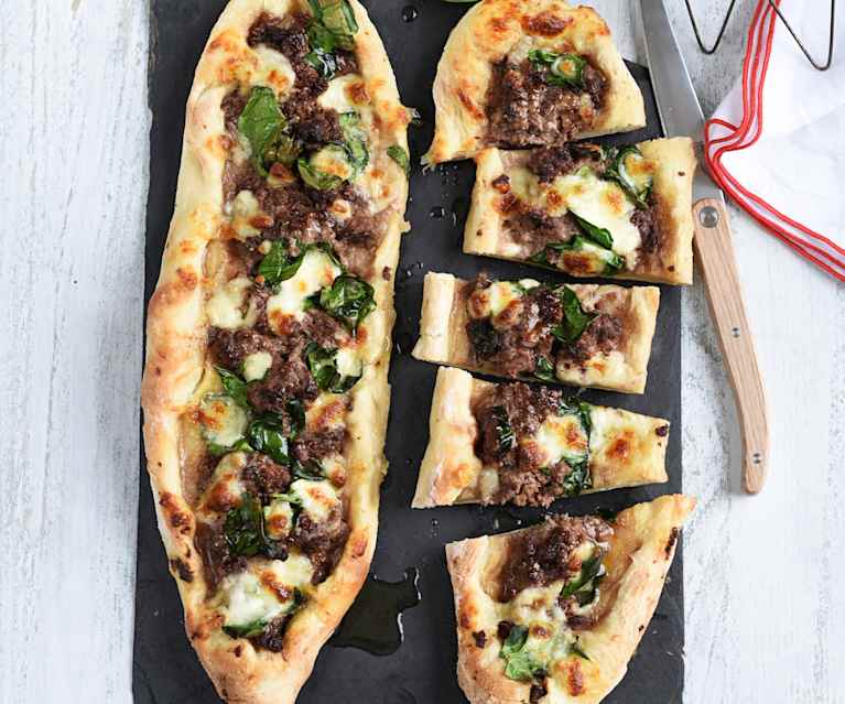 Pizza turque au bœuf et aux épinards Pizza turque au bœuf et aux épinards