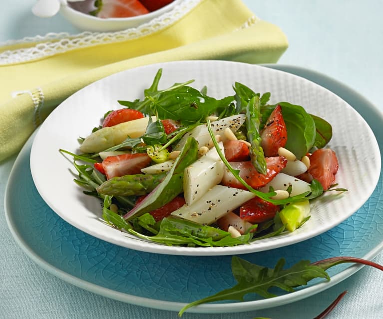 Asperges et fraises en salade