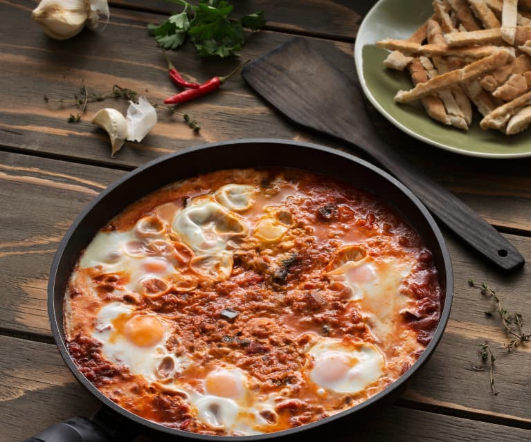 Guiso especiado de tomates con huevos (Shakshuka) - Israel