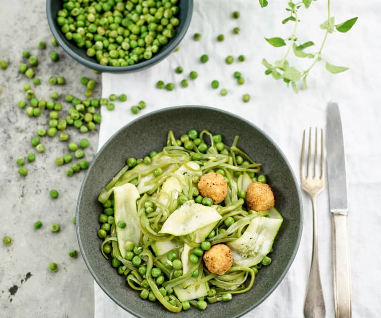 Salada de legumes com bolinhas de queijo