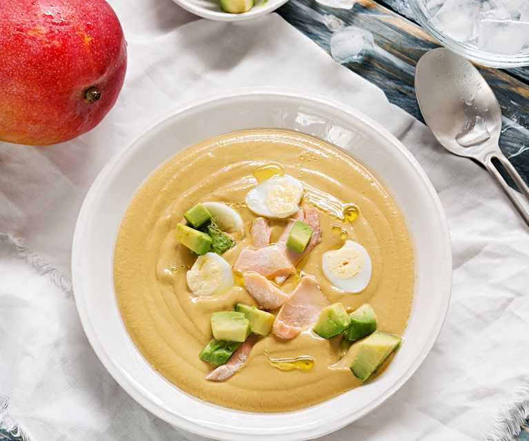 Gazpacho de mango con huevo de codorniz, aguacate y lascas de salmón Gazpacho de mango con huevo de codorniz, aguacate y lascas de salmón