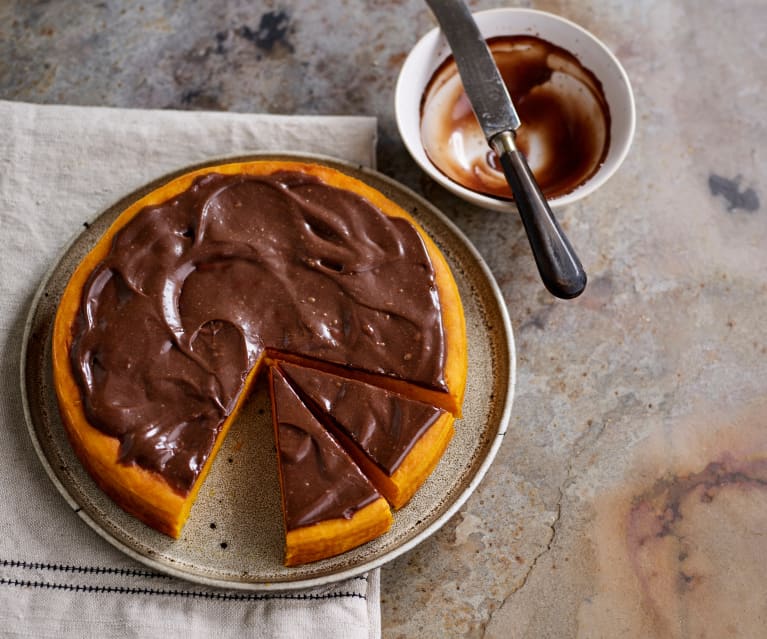 Bolo de cenoura e laranja com cobertura de chocolate