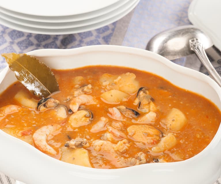 Patatas guisadas con gambas, mejillones y almejas