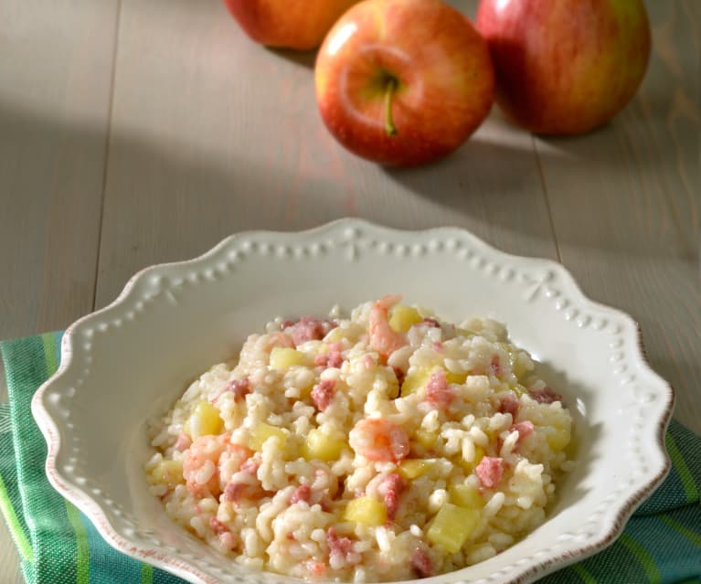 Risotto con gambas, salchichas y manzana