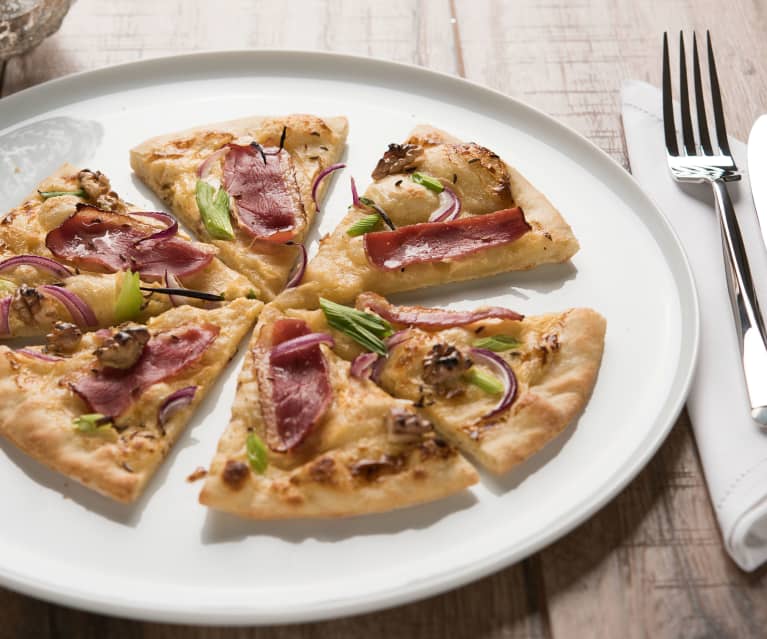 Flammkuchen mit geräucherter Gänsebrust