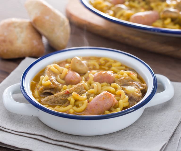 Fideos con costilla y salchichas