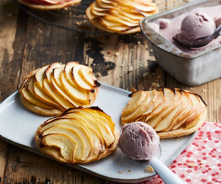 Tartelette fine aux pommes et glace vin rouge et épices