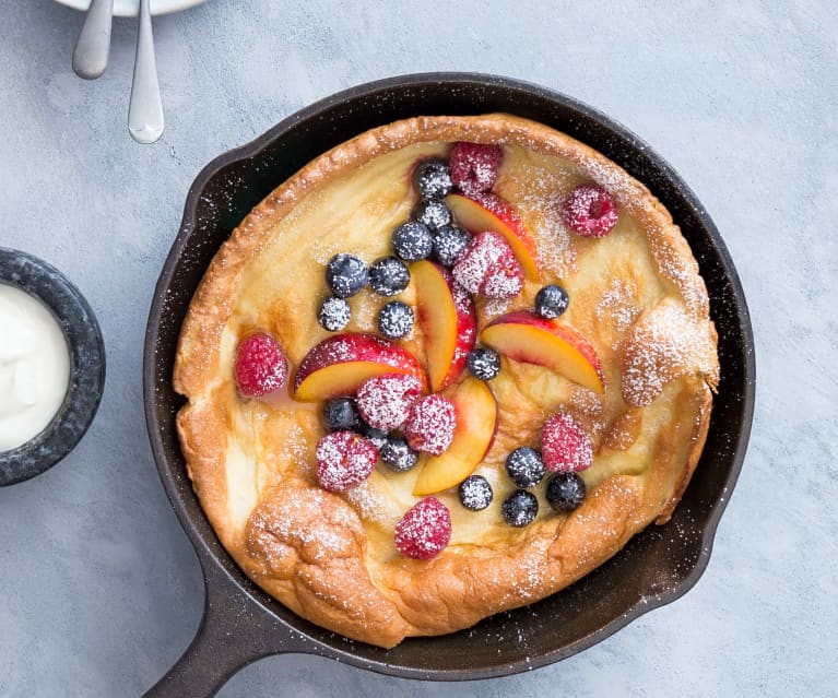 Pieczony naleśnik z owocami i jogurtem (Dutch Baby)