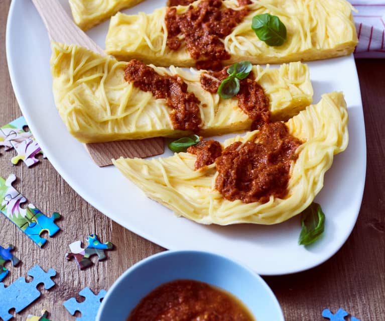 Spaghetti-Omelette mit Tomaten-Oliven-Sauce