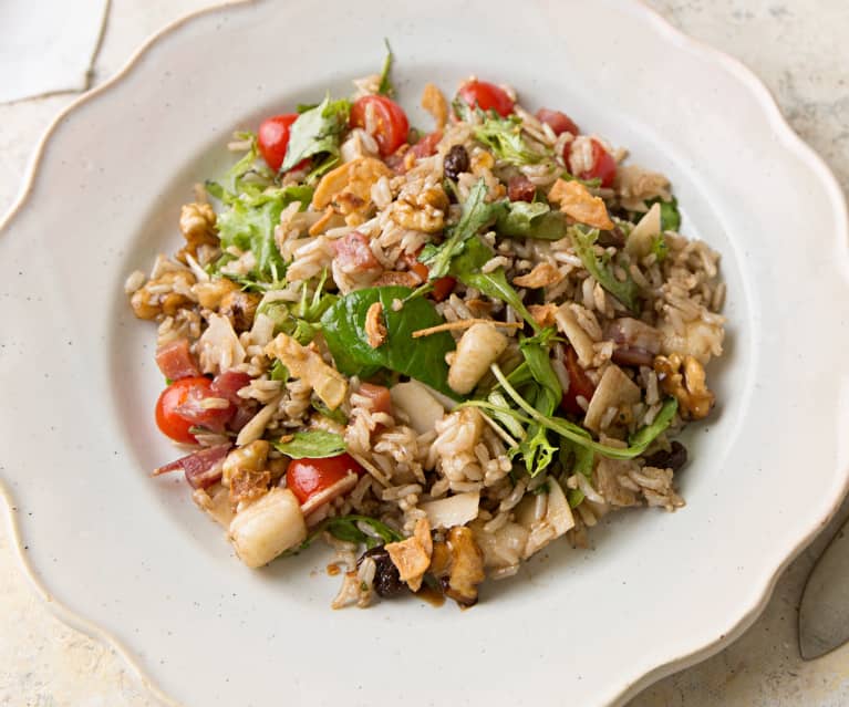 Ensalada de arroz integral con pera, jamón y parmesano con vinagreta de frutos secos