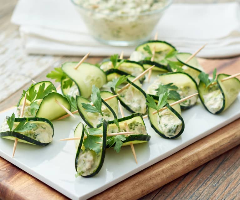 Pinchos de pepino con ensalada de pollo asado