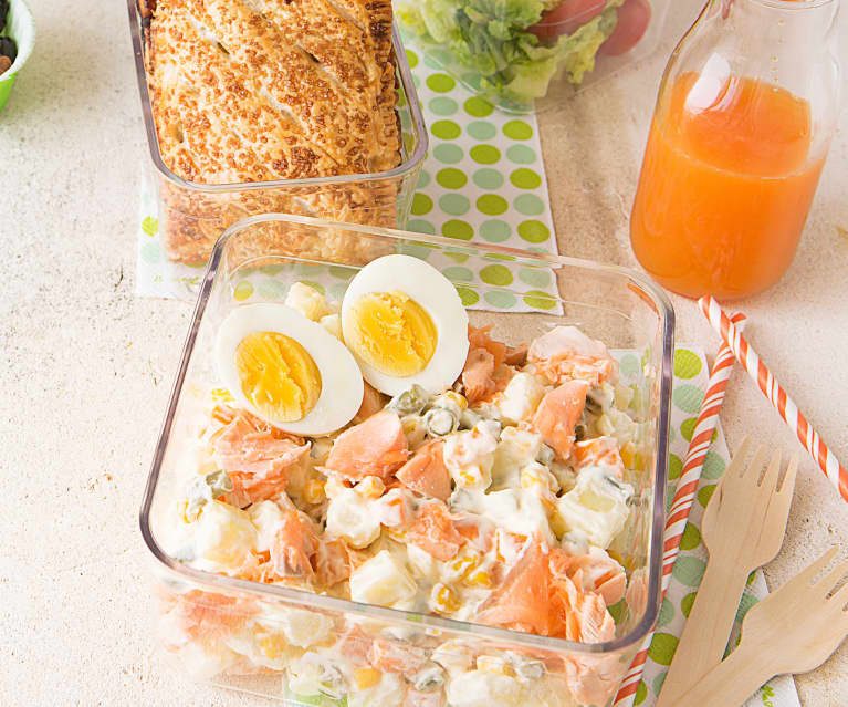 Ensaladilla de salmón, huevo duro y hojaldre de pera con chocolate