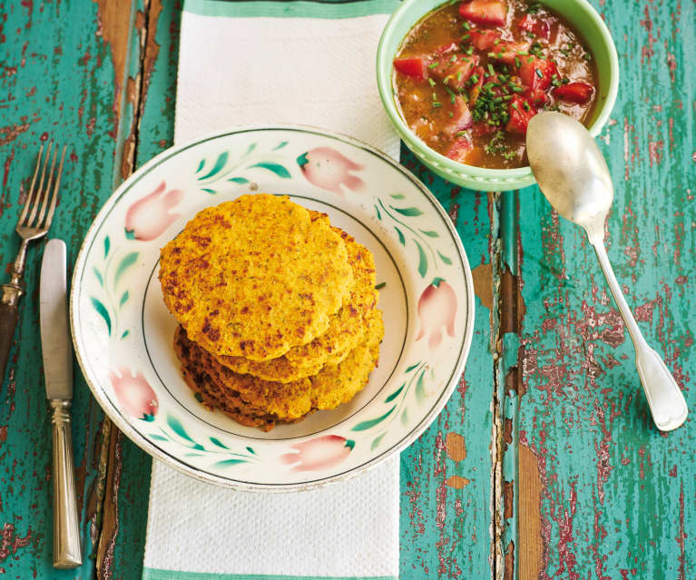 Panquecas de cenoura com salada de tomate