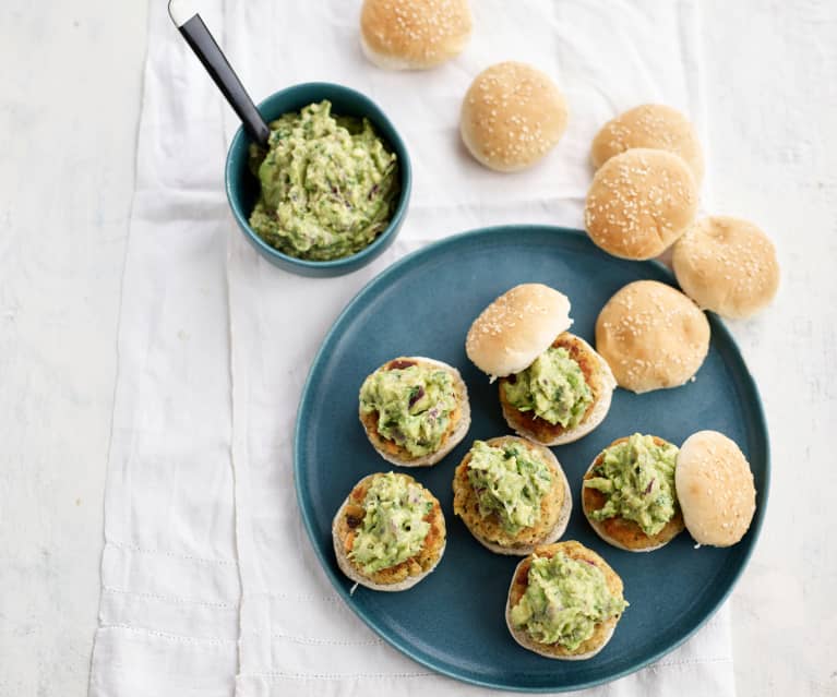 Hambúrgueres de salmão no pão com guacamole