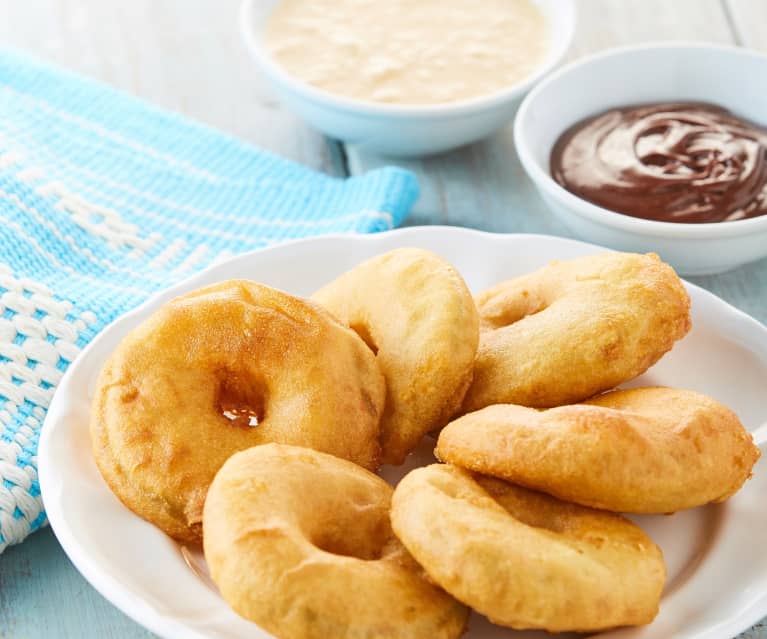 Buñuelos de manzana con salsa de caramelo