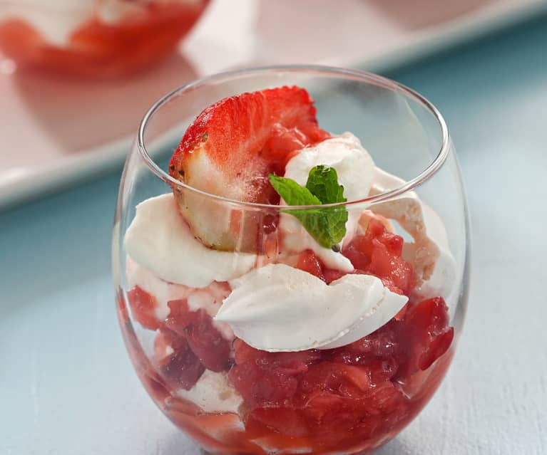 Eton mess (postre inglés de merengue, fresa y nata)