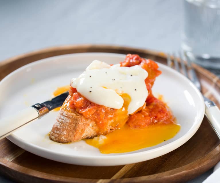 Bruschetta de tomate con huevo a baja temperatura