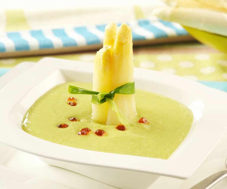 Espárragos blancos frescos con gazpacho de guisantes